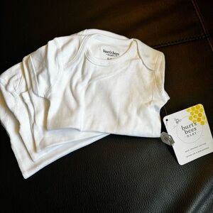 Burt's Bees Baby Soft White Bodysuit size 0-3 month (lot of 4)